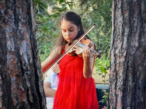 3 yaşından beri kemana tutkun Naz İrem, ileride bir Stradivarius marka keman çalmayı düşlüyor